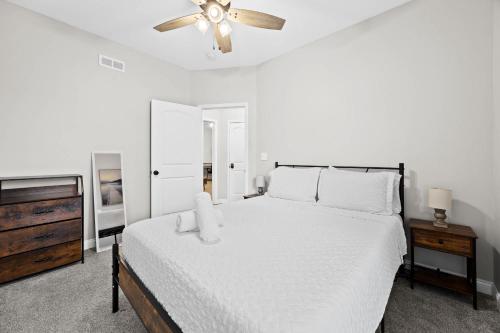 3BR 2BA Home with King Queen & Twin Beds - image 5