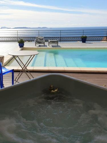 LES SUITES LOVE 2 SPA VUE MER PISCINe, Marseille
