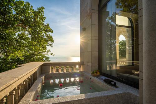 Deluxe Suite with Sea View image 4