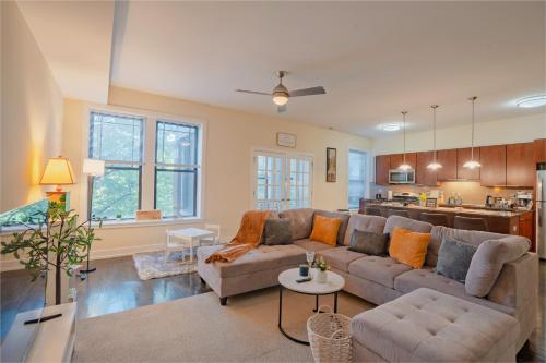 Chic & Elegant 4BR Retreat Near UChi With Laundry in Chicago, USA