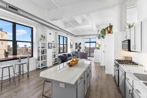 Modern Historic Loft 19ft Ceilings, Gym, Heated Parking, Skyline Views, Balcony in University Village