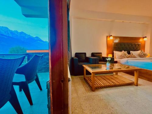 The Kartik Villa, Manali - A Beautiful Cottage in the Clouds towards Snow Capped Mountains in Vashist