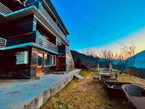 The Kartik Villa, Manali - A Beautiful Cottage in the Clouds towards Snow Capped Mountains in Vashist