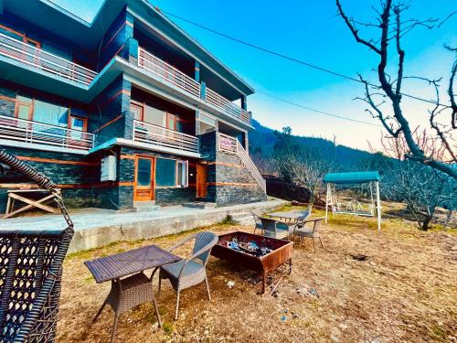 The Kartik Villa, Manali - A Beautiful Cottage in the Clouds towards Snow Capped Mountains in Vashist