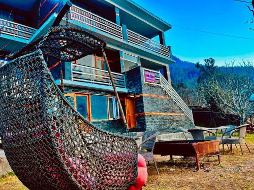 The Kartik Villa, Manali - A Beautiful Cottage in the Clouds towards Snow Capped Mountains in Vashist