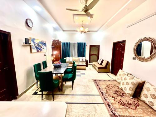 Two-Bedroom Family Apartment room in Karachi BNB Royal Family - Airport-Shahr-e-Faisal