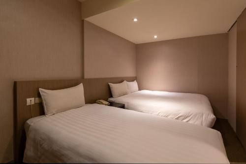 3 twin beds