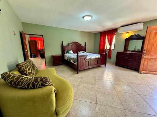 Home with Swimming pool, Wi-FI in Ahuachapan