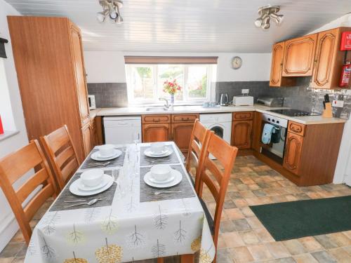 Barn Court Cottage - image 14