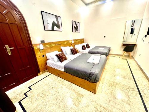 Karachi BNB Royal Family - Airport-Shahr-e-Faisal - image 14