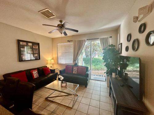 Grand Panoramic 3BR Townhouse Near Disney Parks - image 2