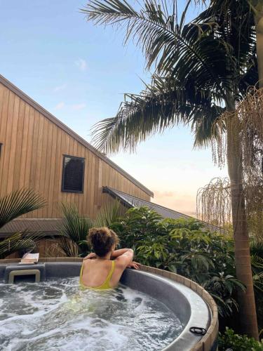 Romantic Retreat, Hot Tub, Glasshouse, Ensuite in الليرسله