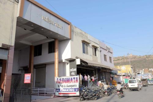 Hotel The Aadimata & Banquets in จิตตอร์การห์