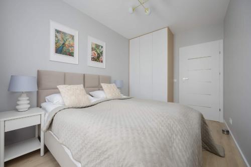 Spacious Apartment with Parking on Grochów by Noclegi Renters, Warschau