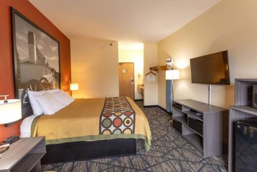 Super 8 by Wyndham Big Rapids - image 11