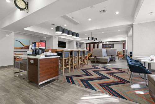 Hampton Inn Seguin - image 10
