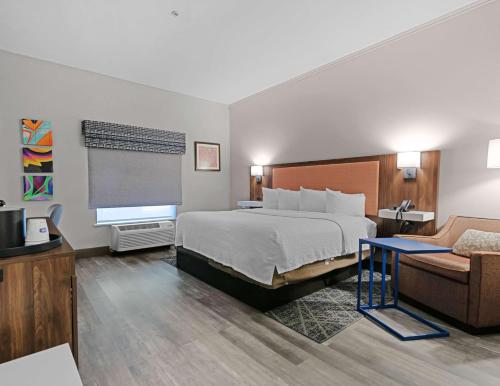Hampton Inn Seguin - image 10
