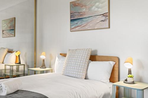 Bright & Comfy Double Room - Cozy and Well-Connected - Shared Bathroom