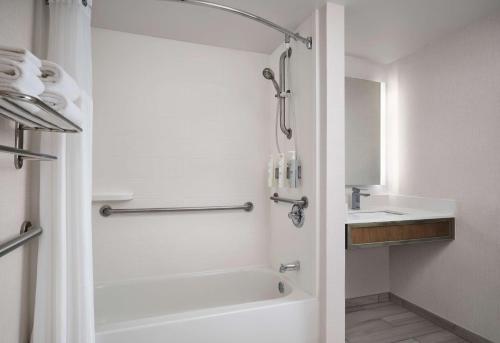 Queen Room with Two Queen Beds - Mobility Access image 4