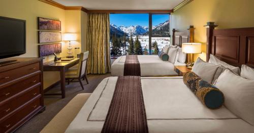 Deluxe Queen Room with Valley View