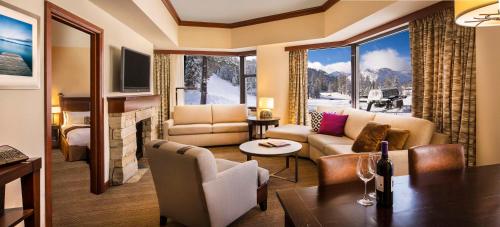 Deluxe Suite with Fireplace and Valley View