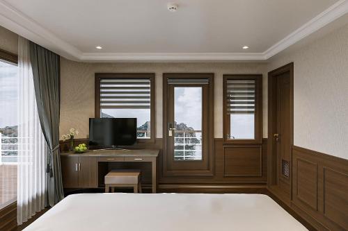 LEGACY SUITE CABIN image 2