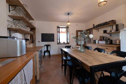 Konyha, L'Écrin du Puech - Piscine chauffée, spa, salle de sport, vue panoramique (L'Ecrin du Puech - Piscine chauffee, spa, salle de sport, vue panoramique) in Villefranche-d'Albigeois