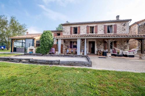 Erkély/terasz, L'Écrin du Puech - Piscine chauffée, spa, salle de sport, vue panoramique (L'Ecrin du Puech - Piscine chauffee, spa, salle de sport, vue panoramique) in Villefranche-d'Albigeois