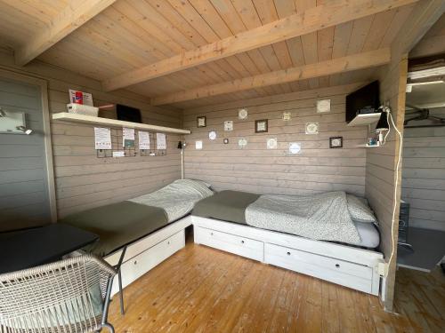 2 twin beds