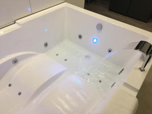 ห้องน้ำ, Hotel In Laisen in รอยท์ลิงเงิน