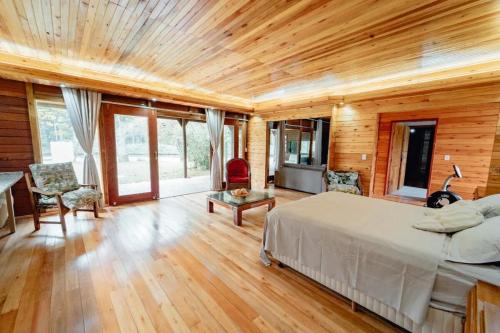 Rustic House on Armação Beach (Rustic House on Armacao Beach) in Armacao