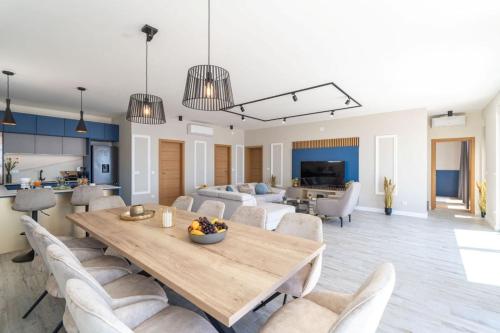Green Horizon Sea Views Villa in ออราซัซ