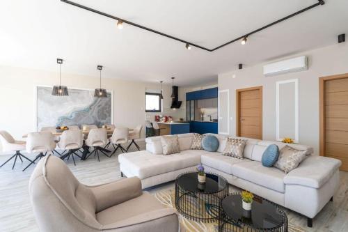 Green Horizon Sea Views Villa in ออราซัซ