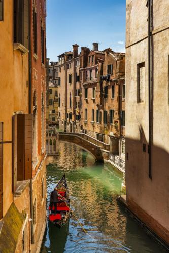 The Yacht House Canal View - image 5