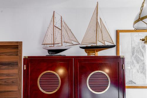 The Yacht House Canal View - image 9