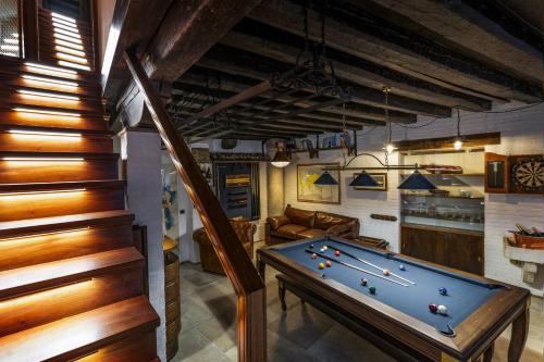 The Yacht House Canal View - image 11