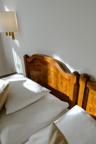 Standard Double Room image 5
