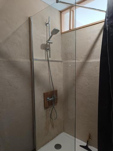 Shower, Logement dans residence principale Le Cres near l'Aube Rouge