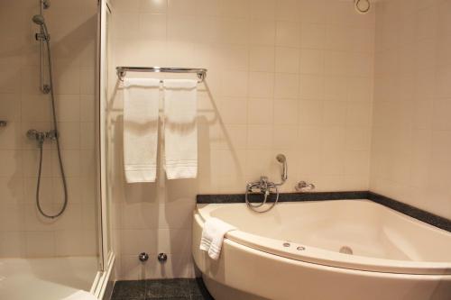 Double Room with Spa Bath image 5