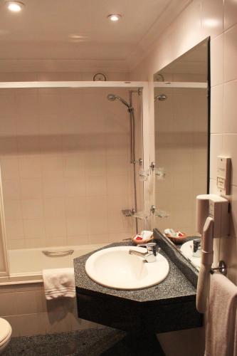 Double or Twin Room image 5