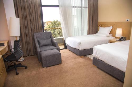 Twin Room with City View image 10