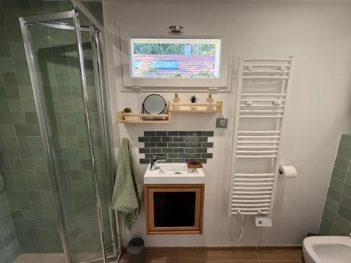 Душ, Chambre pour 2 personnes, forêt, piscine (Chambre pour 2 personnes, foret, piscine) in Барбизон