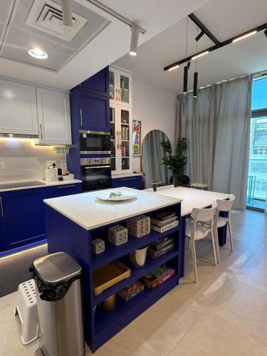 keittiö, Luxury 1BR Apartment in NYU Saadiyat - Furnished in Saadiyatin saari