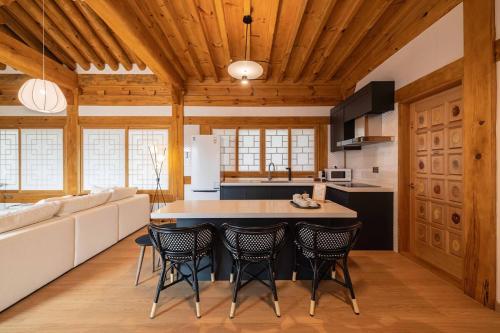 Konyha, Luxury Hanok Red Serenity in Tongjin-eup