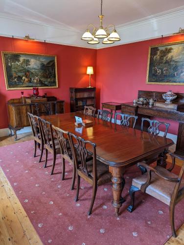 Iekārtas, Inchiquin House, period home in the heart of the Burren in Corrofin