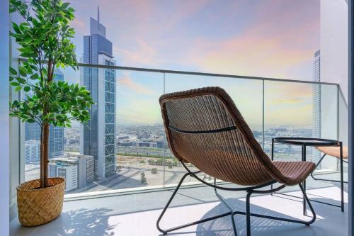 Sky-high Downtown 1br Steps From Burj Khalifa, Dubai (foto 2)
