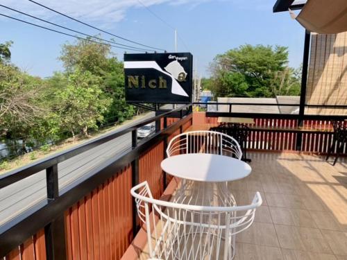 Erkély/terasz, 23 négyzetméteres, 1 hálószobás  1 fürdőszobával Tha Wa Su Kri területén (Nicha@Ayutthaya) in Ayutthaya folyópart