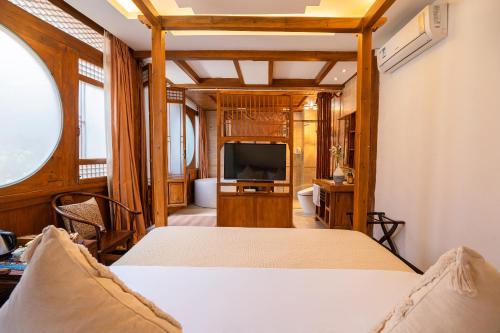 Deluxe Double Room with Bath image 2