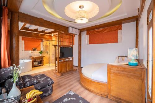 Double Room image 3