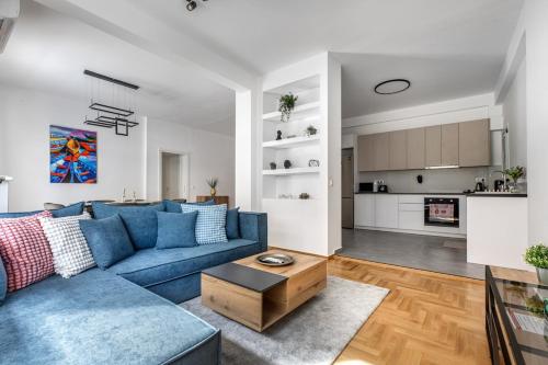 Cozyopolis - Timeless 3-BR Escape in Athens, Atenas